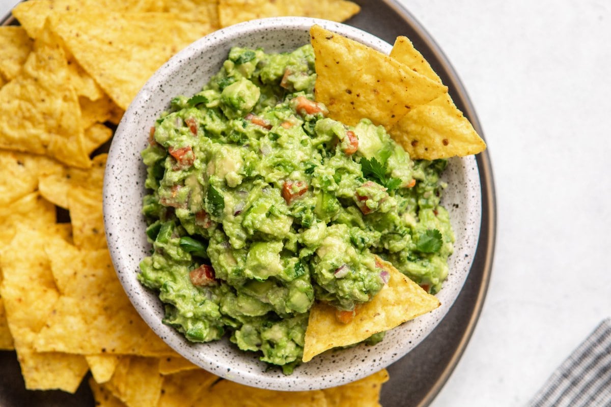 Guacamole Beyond the Bowl: Restaurant Taste & Versatile Uses